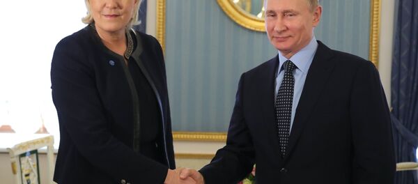Marine Le Pen, líder del Frente Nacional, y Vladímir Putin, presidente de Rusia - Sputnik Mundo