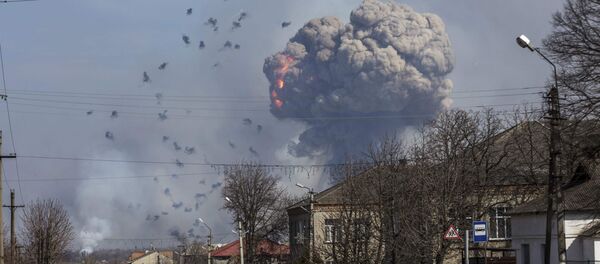 El área del incendio que se desató en un almacén del Ejército ucraniano ubicado en la provincia de Járkov El área del incendio que se desató en un almacén del Ejército ucraniano ubicado en la provincia de Járkov - Sputnik Mundo