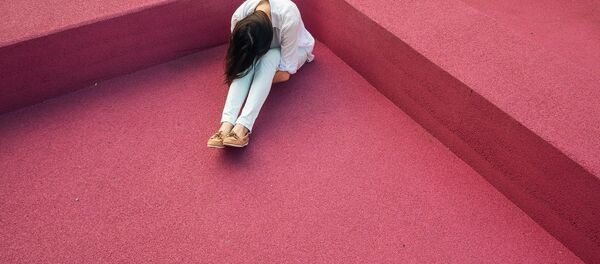 Una persona sentada en un rincón - Sputnik Mundo