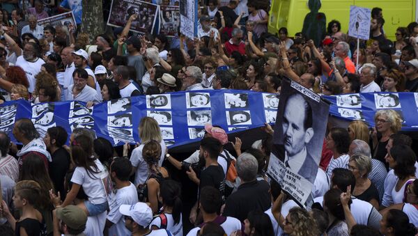 Members of the Madres de Plaza de Mayo and Abuelas de Plaza de Mayo human rights organizations are joined by thousands of demonstratorsas they carry a large banner with portraits of people who disappeared during the 1976-1983 military dictatorship, during a gathering to commemorate the 41th anniversary of the 1976 coup, along Mayo Avenue in Buenos Aires on March 24, 2017. - Sputnik Mundo