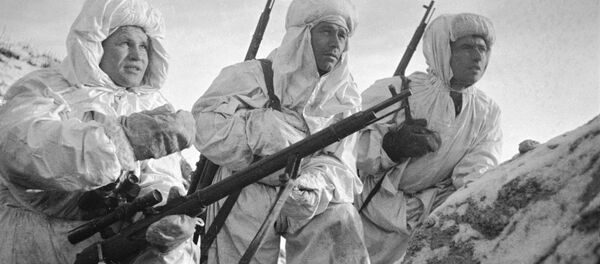 Vasili Záitsev, francotirador soviético (a la izquierda) - Sputnik Mundo