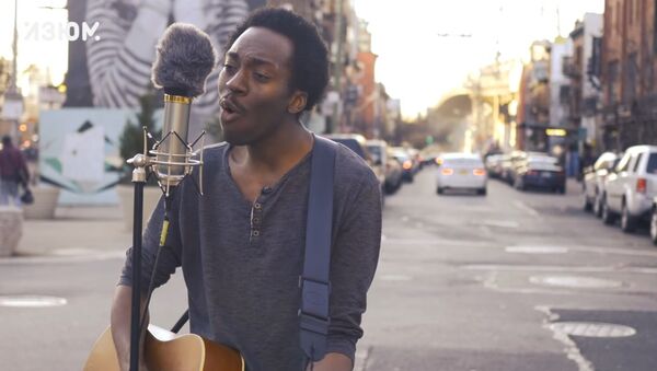 El cantante Chase Winters, en las calles de Nueva York - Sputnik Mundo