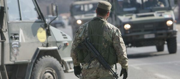 Un soldado en Kosovo (archivo) - Sputnik Mundo