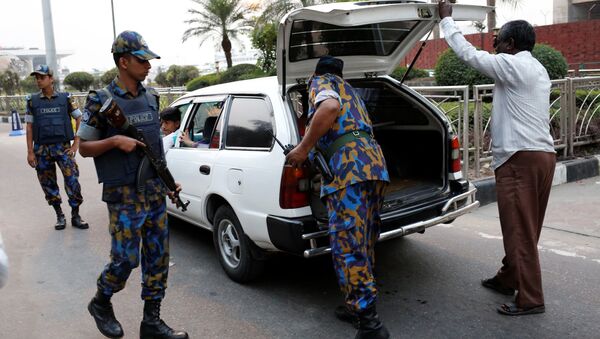 Policía de Bangladés cerca del Aeropuerto Internacional Hazrat Shahjalal de Daca (archivo) - Sputnik Mundo