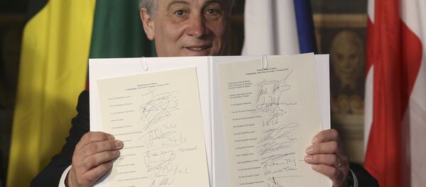 Antonio Tajani, presidente del Parlamento europeo, muestra el documento firmado por los líderes europeos - Sputnik Mundo