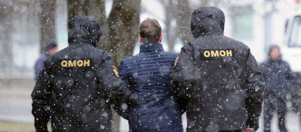 La policía detiene a un protestante en Minsk, el 25 de marzo de 2017 - Sputnik Mundo