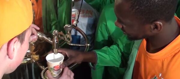 La cálida bienvenida de los hinchas rusos a los seguidores de Costa de Marfil - Sputnik Mundo