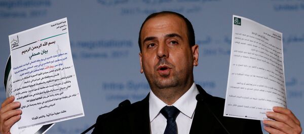 Naser al Hariri, jefe de la delegación del ACN, con los documentos Naser al Hariri, jefe de la delegación del ACN, con los documentos - Sputnik Mundo
