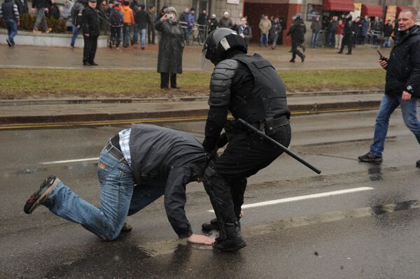Manifestante detenido en Minsk el 25 de marzo de 2017 - Sputnik Mundo