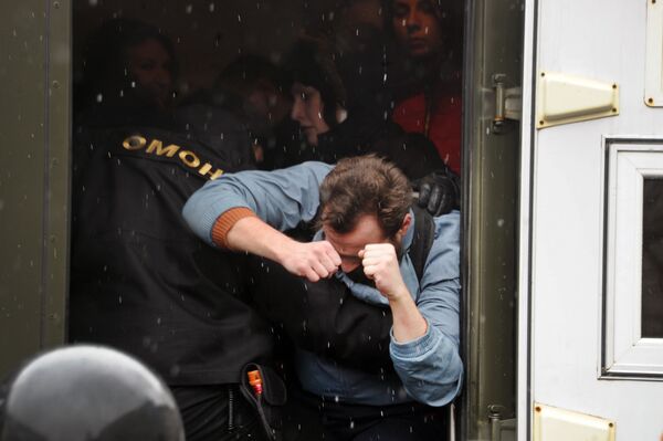 Manifestante detenido en Minsk el 25 de marzo de 2017  - Sputnik Mundo