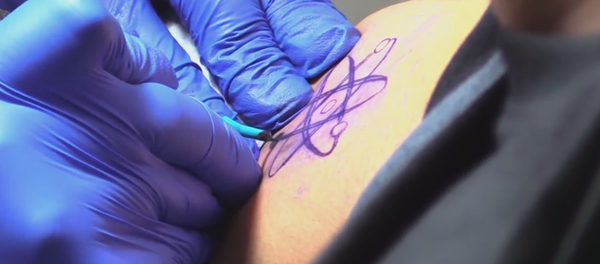 Tatuaje a cambio de ayuda en Perú - Sputnik Mundo