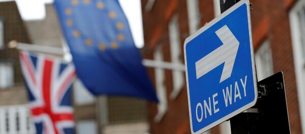 Banderas del Reino Unido y la UE Banderas del Reino Unido y la UE - Sputnik Mundo
