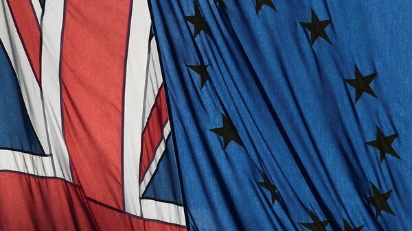 A Union flag flies next to the flag of the European Union in London, Britain, January 24, 2017.  - Sputnik Mundo