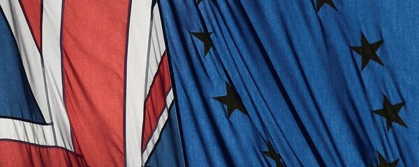 A Union flag flies next to the flag of the European Union in London, Britain, January 24, 2017. - Sputnik Mundo