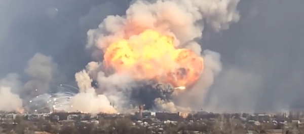 Misiles tácticos vuelan por los aires durante un incendio en Járkov - Sputnik Mundo