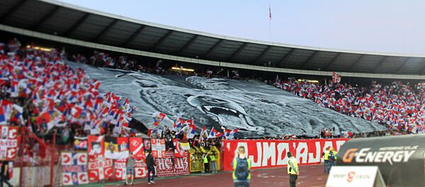 Велика застава развијена на трибини стадиона са мотивима двоглавог орла и медведа - Sputnik Mundo