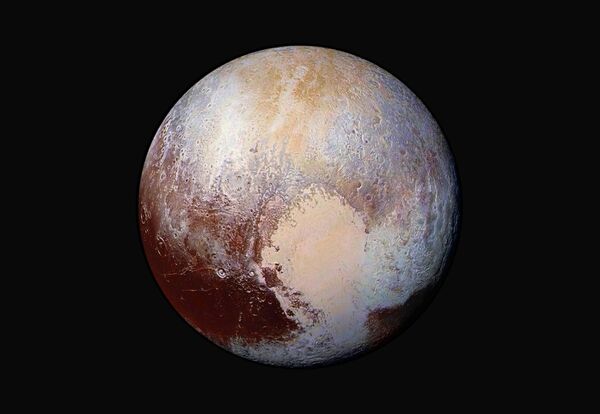 El planeta enano Plutón captado por la expedición New Horizons en julio de 2015 El planeta enano Plutón captado por la expedición New Horizons en julio de 2015 - Sputnik Mundo