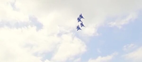 Vídeo: las acrobacias aéreas en los cazas Su-30 que te dejarán sin aliento - Sputnik Mundo