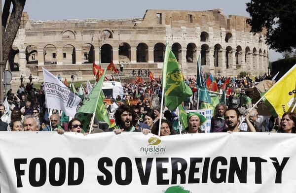 Diferentes grupos de activistas de Grecia, Alemania y Francia, entre otros, realizaron marchas a favor y en contra de la Unión Europea, mientras sus mandatarios se reunían en Roma para conmemorar el sexagésimo aniversario del bloque. Diferentes grupos de activistas de Grecia, Alemania y Francia, entre otros, realizaron marchas a favor y en contra de la Unión Europea, mientras sus mandatarios se reunían en Roma para conmemorar el sexagésimo aniversario del bloque. - Sputnik Mundo