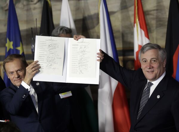 El presidente del Consejo Europeo, Donald Tusk (a la izquierda), y el presidente del Parlamento Europeo, Antonio Tajani (a la derecha), sostienen las hojas de firmas de la nueva Declaración de Roma. Curiosamente, varios de los mandatarios pusieron su firma frente a los países equivocados. El presidente del Consejo Europeo, Donald Tusk (a la izquierda), y el presidente del Parlamento Europeo, Antonio Tajani (a la derecha), sostienen las hojas de firmas de la nueva Declaración de Roma. Curiosamente, varios de los mandatarios pusieron su firma frente a los países equivocados. - Sputnik Mundo