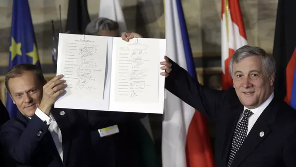 El presidente del Consejo Europeo, Donald Tusk (a la izquierda), y el presidente del Parlamento Europeo, Antonio Tajani (a la derecha), sostienen las hojas de firmas de la nueva Declaración de Roma. Curiosamente, varios de los mandatarios pusieron su firma frente a los países equivocados.