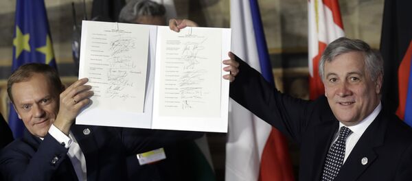 El presidente del Consejo Europeo, Donald Tusk (a la izquierda), y el presidente del Parlamento Europeo, Antonio Tajani (a la derecha), sostienen las hojas de firmas de la nueva Declaración de Roma. Curiosamente, varios de los mandatarios pusieron su firma frente a los países equivocados. El presidente del Consejo Europeo, Donald Tusk (a la izquierda), y el presidente del Parlamento Europeo, Antonio Tajani (a la derecha), sostienen las hojas de firmas de la nueva Declaración de Roma. Curiosamente, varios de los mandatarios pusieron su firma frente a los países equivocados. - Sputnik Mundo