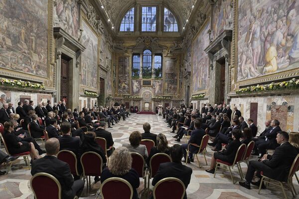 Aunque el Vaticano no es miembro de la Unión, ni el actual Papa un europeo, fue precisamente el sumo pontífice quien recibió a los jefes de Estado y de Gobierno de los 27 países miembros con un discurso alentador en la Capilla Sixtina. Algunos vieron en el acto curiosos paralelismos históricos: múltiples fueron los intentos de unificar Europa durante los últimos milenios y todos buscaban la bendición de la Santa Sede. Aunque el Vaticano no es miembro de la Unión, ni el actual Papa un europeo, fue precisamente el sumo pontífice quien recibió a los jefes de Estado y de Gobierno de los 27 países miembros con un discurso alentador en la Capilla Sixtina. Algunos vieron en el acto curiosos paralelismos históricos: múltiples fueron los intentos de unificar Europa durante los últimos milenios y todos buscaban la bendición de la Santa Sede. - Sputnik Mundo