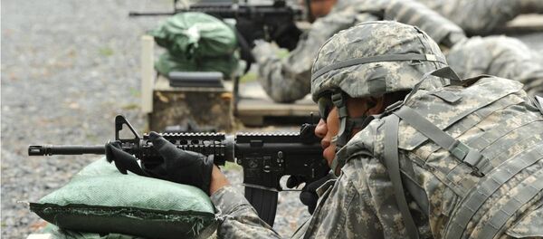 Soldados estadounidenses entrenan con el fusil de asalto M4 (archivo) - Sputnik Mundo