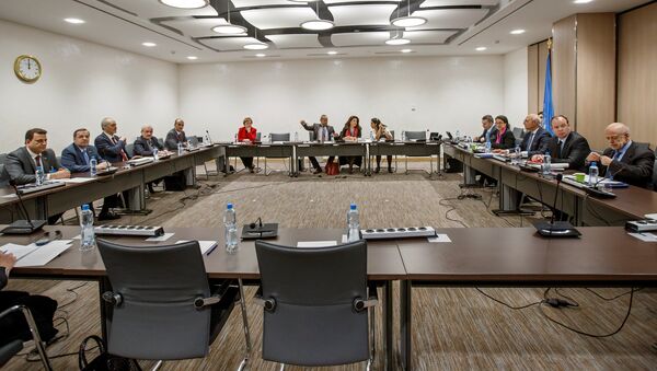 Bashar al-Jaafari, (3rdL), Syrian chief negotiator and Permanent Representative of Syria to the United Nations in New York, and Deputy U.N. Special Envoy for Syria, Ramzy Ezzeldin Ramzy (3rdR) attend a meeting prior to a round of negotiations during the Intra Syria talks - Sputnik Mundo