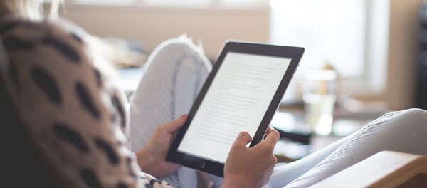 Una chica con tableta - Sputnik Mundo