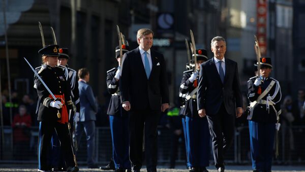 King Willem Alexander and his wife Queen Maxima of the Netherlands welcome the Argentina President Mauricio Macri and his wife Juliana Awada at the Royal Palace in Amsterdam - Sputnik Mundo