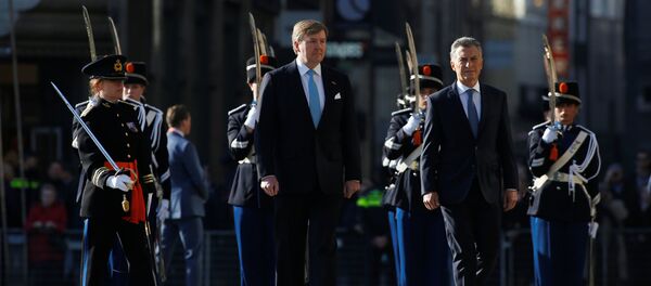 King Willem Alexander and his wife Queen Maxima of the Netherlands welcome the Argentina President Mauricio Macri and his wife Juliana Awada at the Royal Palace in Amsterdam - Sputnik Mundo