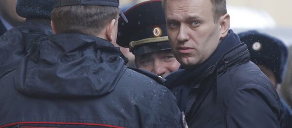 Alexéi Navalni, opositor ruso, rodeado por policías (archivo) - Sputnik Mundo