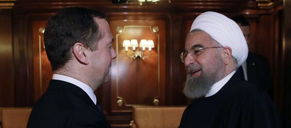 Премьер-министр РФ Д. Медведев встретился с президентом Ирана Х. Рухани - Sputnik Mundo