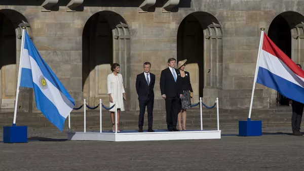 Mauricio Macri, presidente de Argentina, Willem Alexander, rey de los Países Bajos, con sus esposas - Sputnik Mundo
