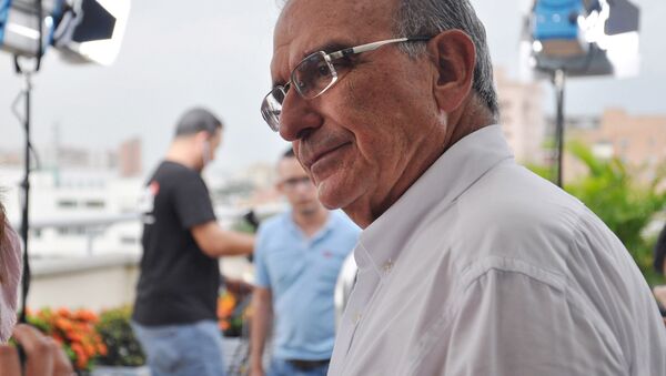 In this Sept. 14, 2016 photo, the chief peace negotiator for the Colombian government, Humberto De la Calle, talks to an aide in Barranquilla, Colombia. - Sputnik Mundo