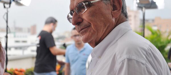 In this Sept. 14, 2016 photo, the chief peace negotiator for the Colombian government, Humberto De la Calle, talks to an aide in Barranquilla, Colombia. - Sputnik Mundo