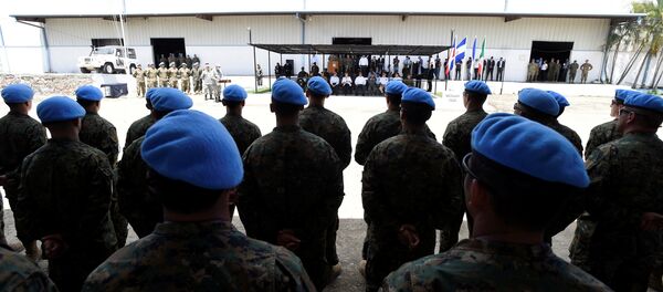 Michelle Bachelet visita a las tropas de Chile en Haití - Sputnik Mundo