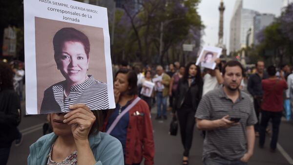 Una mujer con la foto de la periodista Miroslava Breach - Sputnik Mundo