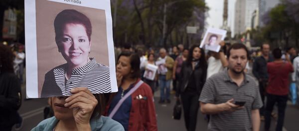 Una mujer con la foto de la periodista Miroslava Breach - Sputnik Mundo