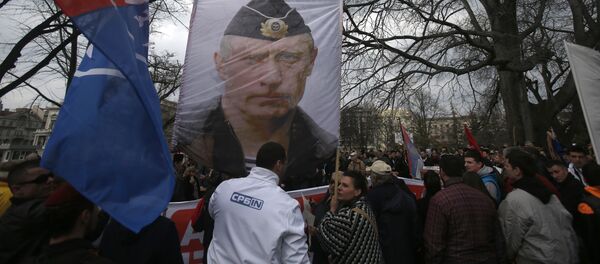 Protesters hold a picture of Russian President Vladimir Putin during a protest against NATO in downtown Belgrade, Serbia, Saturday, Feb. 20, 2016 - Sputnik Mundo