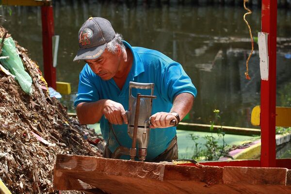 Don Demetrio Cortés Romero trabaja en la construcción de una trajinera - Sputnik Mundo