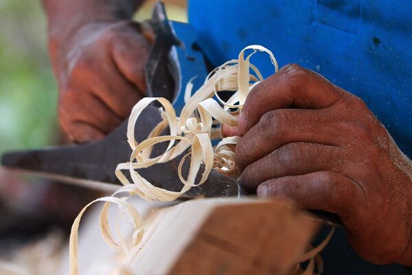 Don Demetrio Cortés Romero trabaja en la construcción de una trajinera - Sputnik Mundo