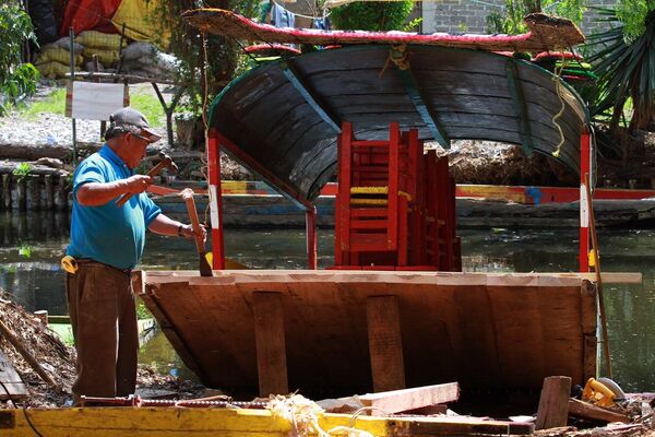  Don Demetrio Cortés Romero trabaja en la construcción de una trajinera  - Sputnik Mundo