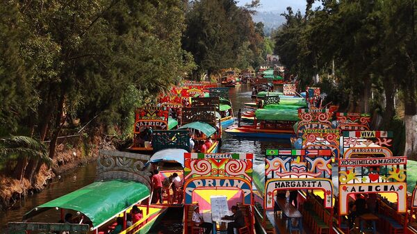 Trajineras en los canales de Xochimilco - Sputnik Mundo