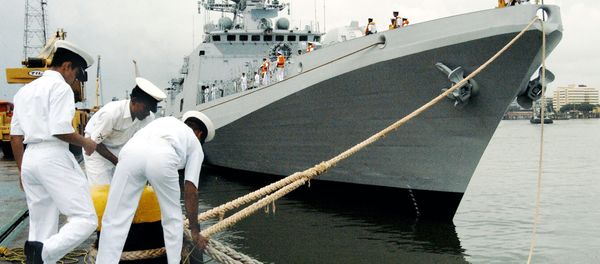 Indian Navy Personel secure the mooring ropes of INS Trishul, a Second Talwar Class Stealth Frigate,as she comes alongside the docks at the Naval Dockyard in Bombay, 23 September 2003 - Sputnik Mundo