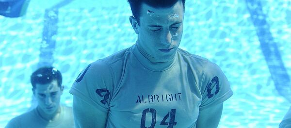 Jóvenes retienen la respiración bajo el agua - Sputnik Mundo