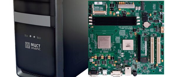 El ordenador ruso dotado con el procesador Elbrús-4S1 junto con su placa base - Sputnik Mundo