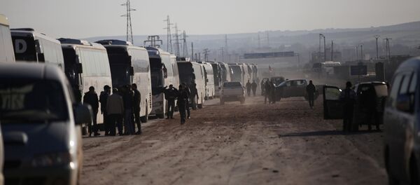 Autobuses con insurgentes en la ciudad siria de Homs - Sputnik Mundo