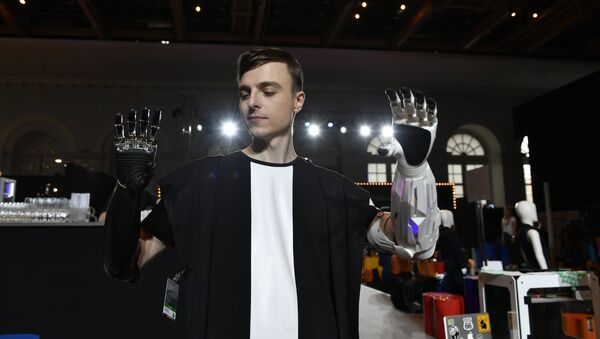 Un músico ruso muestra dos manos biónicas - Sputnik Mundo